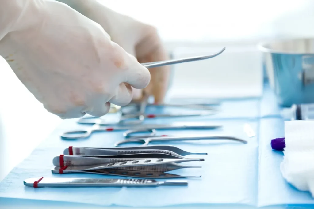 Maestría en Manejo de Material Quirúrgico e Implantes Auxiliares 3
