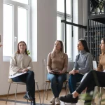 cerrar-mujeres-y-hombres-en-terapia